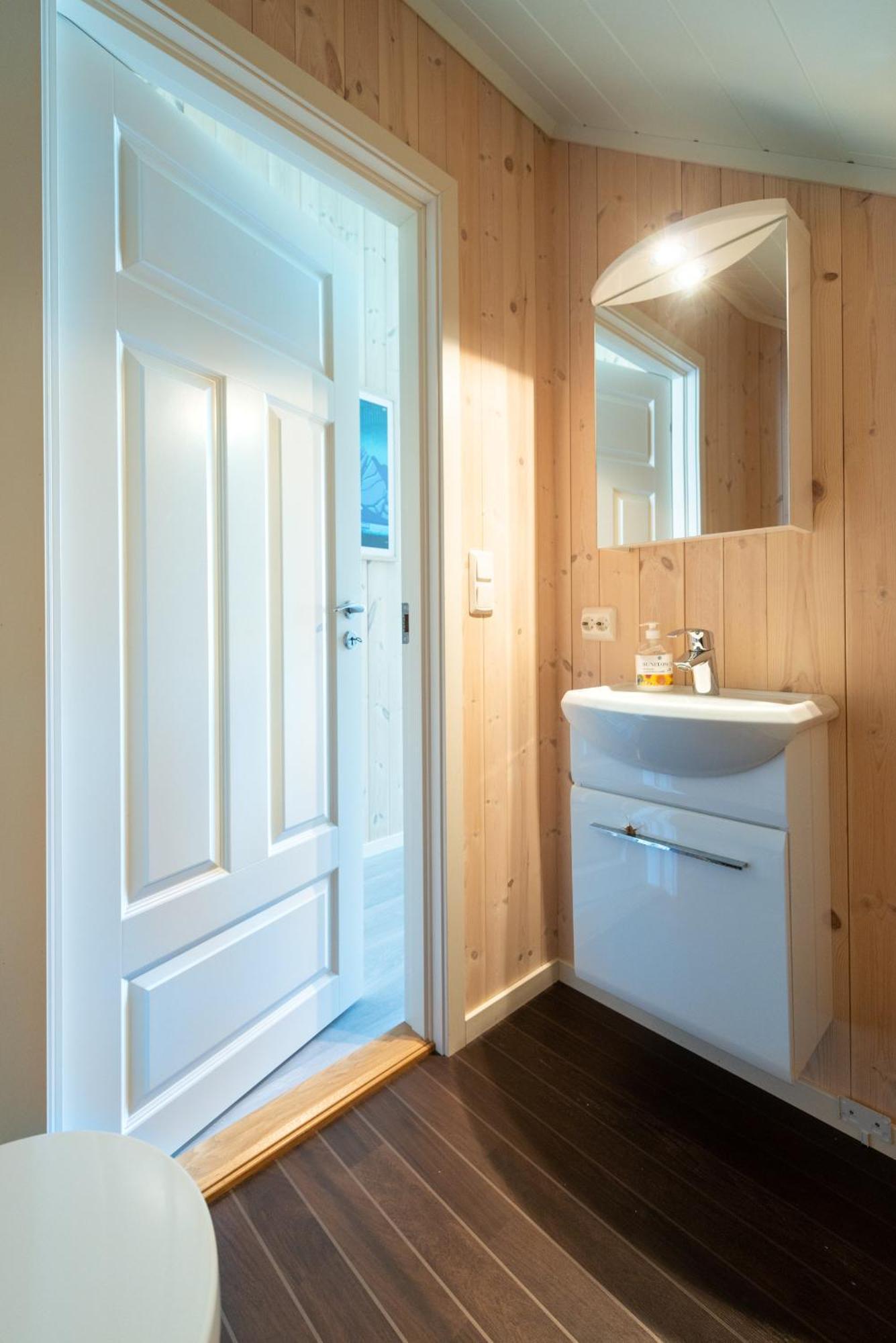 Lofoten Waterfront Luxury Lodge Ballstad Eksteriør billede