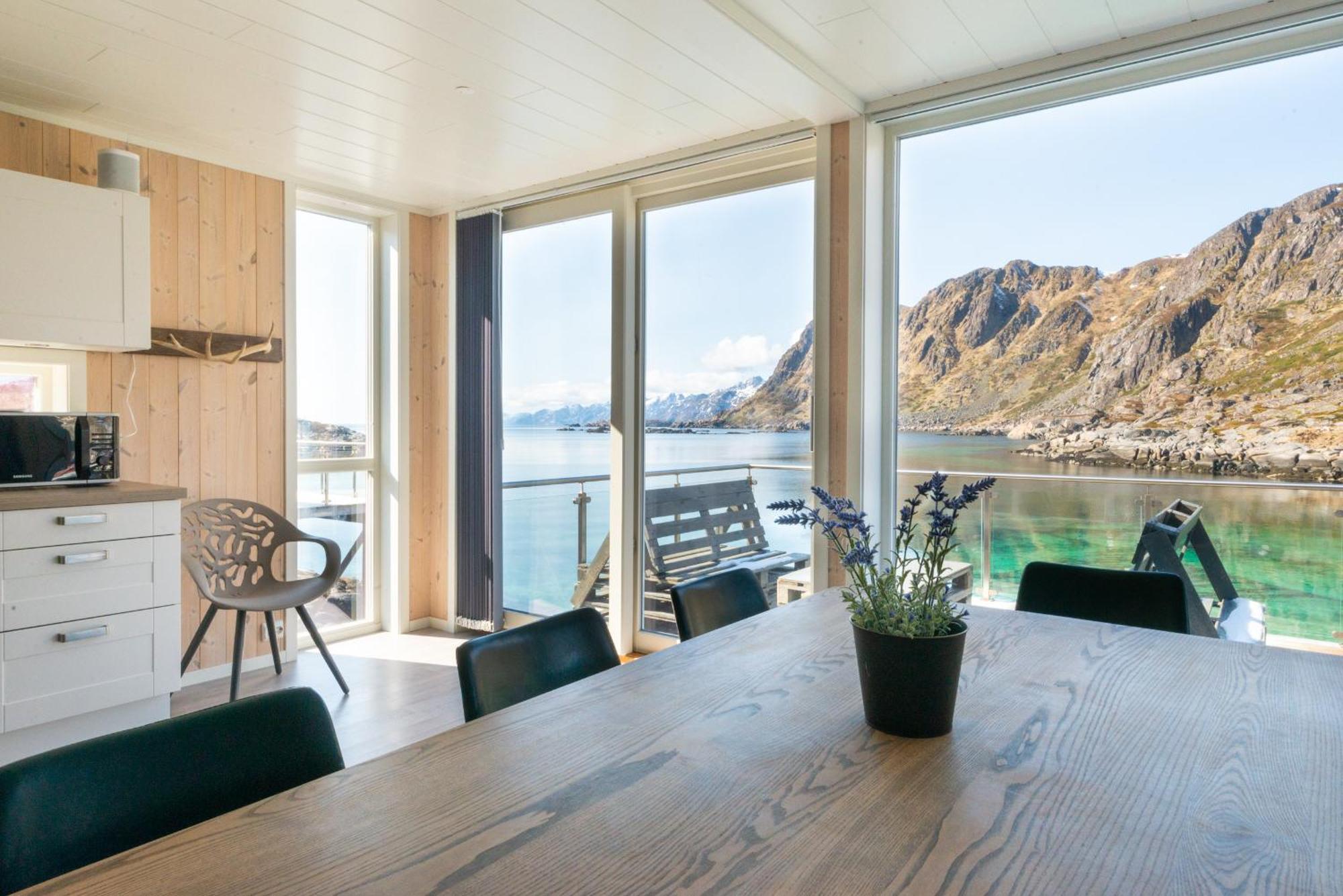 Lofoten Waterfront Luxury Lodge Ballstad Eksteriør billede